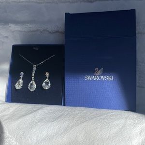 SWAROVSKI VINTAGE CRYSTAL NECKLACE / EAR RING SET 5062148
